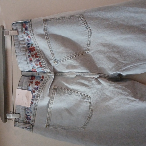 Super High Rise Crop - Picture 5 of 7